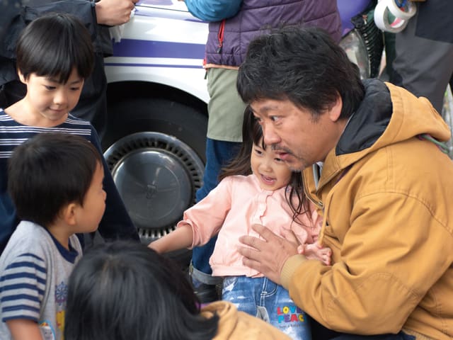 Der Regisseur spricht mit drei Kindern. Der Regisseur spricht mit drei Kindern.