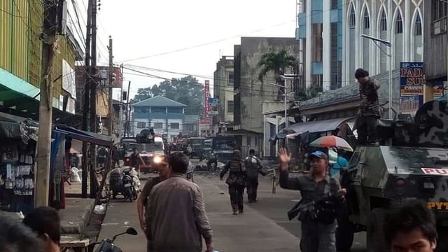 Die Armee sichert vor der Kirche den Tatort. Die Armee sichert vor der Kirche den Tatort.
