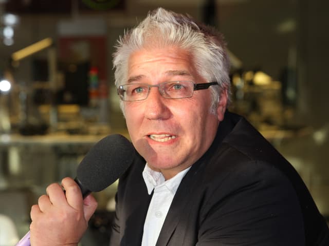 Markus Duff.  hält Mikrofon in der Hand.