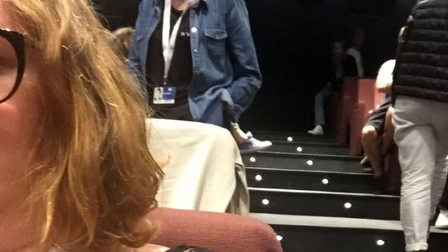 Selfie einer Frau, von der man nur Harre und ein Stück Brille sieht. Selfie einer Frau, von der man nur Harre und ein Stück Brille sieht.