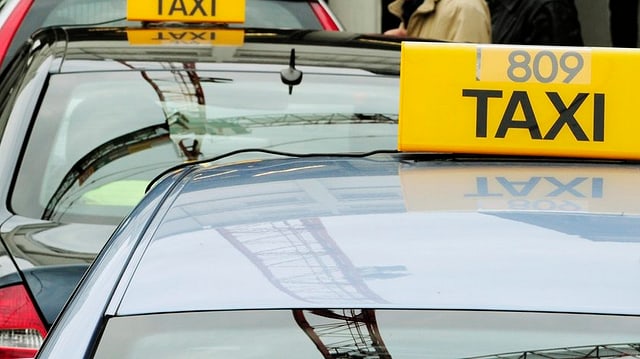 Taxi-Fahrzeuge stehen in einer Reihe. Taxi-Fahrzeuge stehen in einer Reihe.