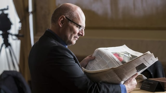 Alfred Heer liest Zeitung. Alfred Heer liest Zeitung.