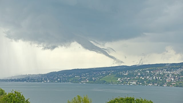 Ein Wolkenrüssel ragt aus der Wolkenschicht heraus. Ein Wolkenrüssel ragt aus der Wolkenschicht heraus.