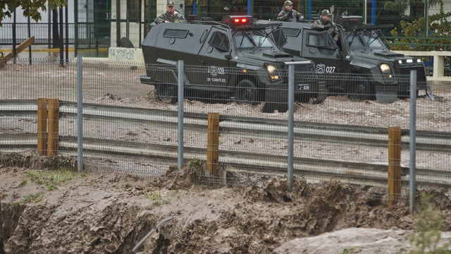 Militärfahrzeuge auf überfluteter Strasse. Militärfahrzeuge auf überfluteter Strasse.