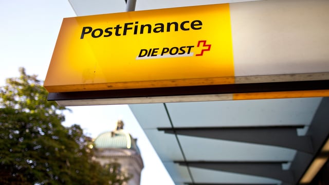 Postfinance-Logo - im Hintergrund das Bundeshaus. Postfinance-Logo - im Hintergrund das Bundeshaus.