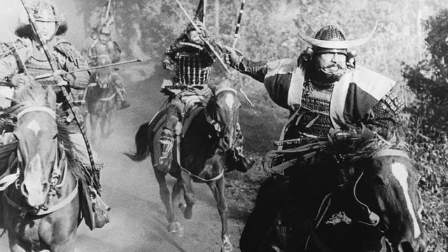 Männer reiten auf Pferden Männer reiten auf Pferden