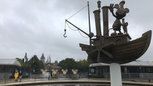 Das Disney-Land in Shanghai ist geschlossen. Nur das Wachpersonal patroulliert. Das Disney-Land in Shanghai ist geschlossen. Nur das Wachpersonal patroulliert.