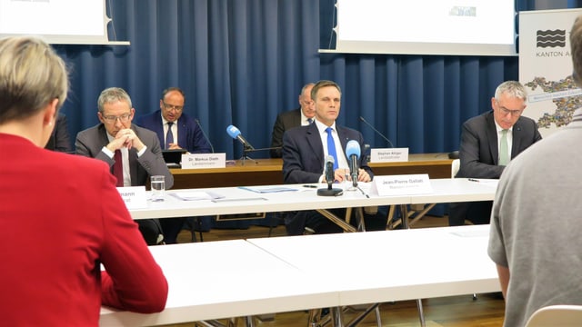 Regierungsräte sitzen weit auseinander in drei Reihen an Medienkonferenz Regierungsräte sitzen weit auseinander in drei Reihen an Medienkonferenz