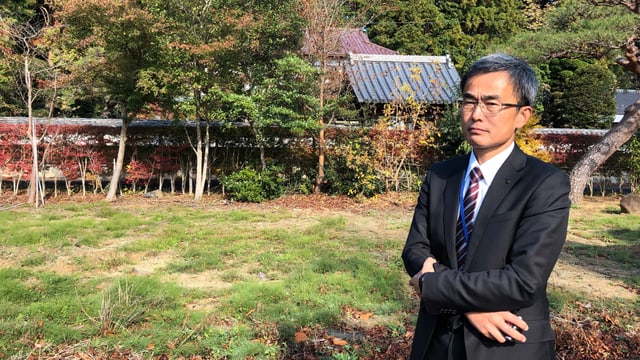 Shouzo Sasaki vor seinem alten Haus. Shouzo Sasaki vor seinem alten Haus.