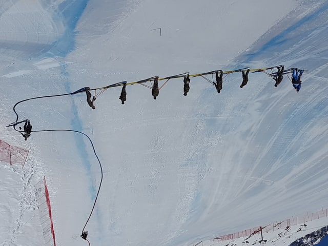 Acht Mitarbeiter auf der Piste im mit dem Handbalken. Acht Mitarbeiter auf der Piste im mit dem Handbalken.
