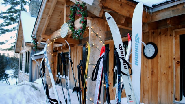 Ski vor einer Hütte Ski vor einer Hütte