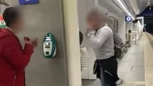 Ein Ausschnitt aus dem Video mit der Attacke in der U-Bahn in Rom. 
