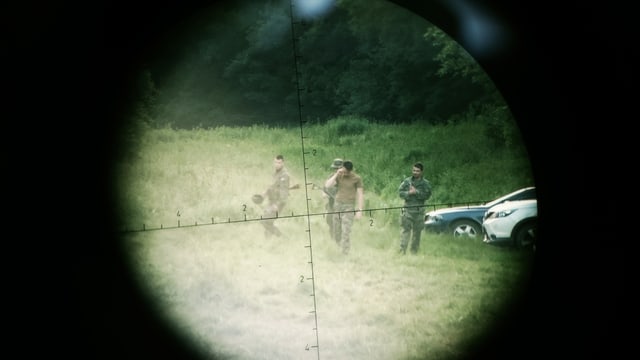 Zielfernohr auf Soldaten auf Wiese gerichtet. Zielfernohr auf Soldaten auf Wiese gerichtet.