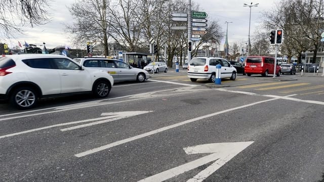 Autos biegen nach rechts ab Autos biegen nach rechts ab