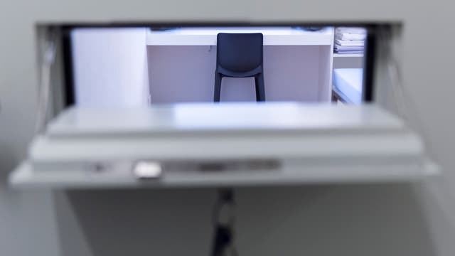 Blick durch einen Schlitz in der Gefängnistüre Blick durch einen Schlitz in der Gefängnistüre