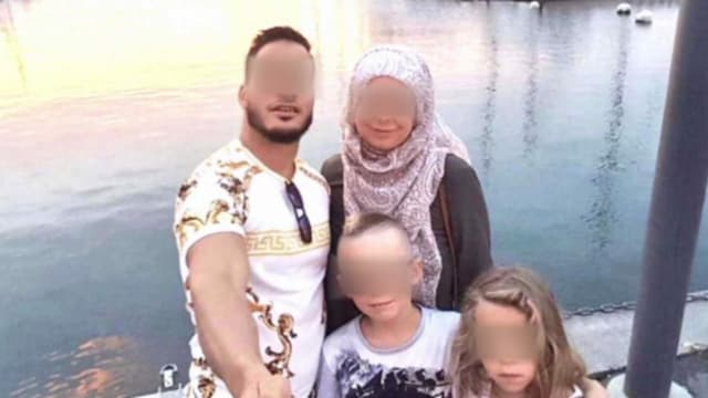 Bild von einer Familie mit zensierten Gesichtern. Bild von einer Familie mit zensierten Gesichtern.