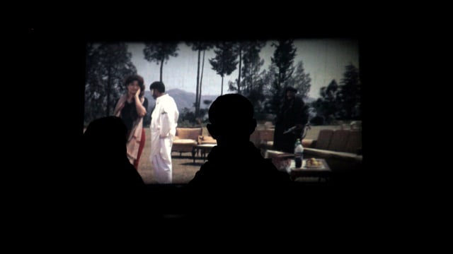 Die shilouette eines Mannes verdeckt einen Film Die shilouette eines Mannes verdeckt einen Film