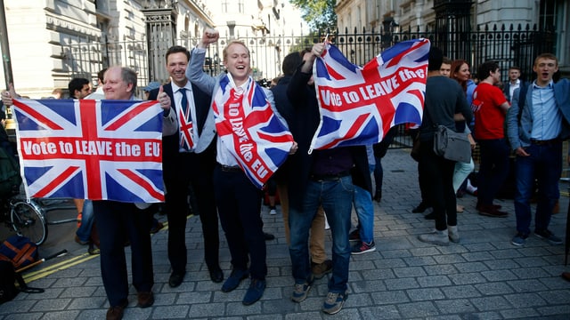 Brexit-Unterstützer feiern ausserhalb von Downing Street in London am 24. Juni 2016. Brexit-Unterstützer feiern ausserhalb von Downing Street in London am 24. Juni 2016.