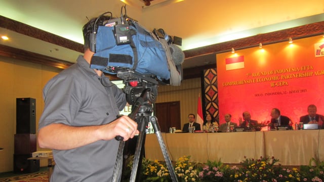 Kameramann filmt Verhandlungsführer in Solo, Indonesien. Kameramann filmt Verhandlungsführer in Solo, Indonesien.