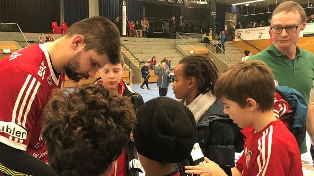 Milan Skvaril gibt Autogramme. Milan Skvaril gibt Autogramme.