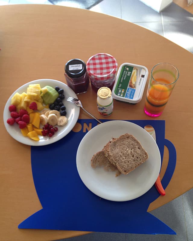 Brot, Früchte, Butter, Orangensaft, Konfitüre,