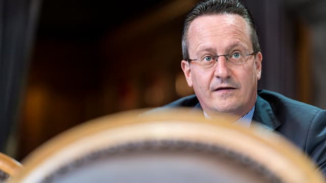 Mann hinter einer Stuhllehne. Mann hinter einer Stuhllehne.