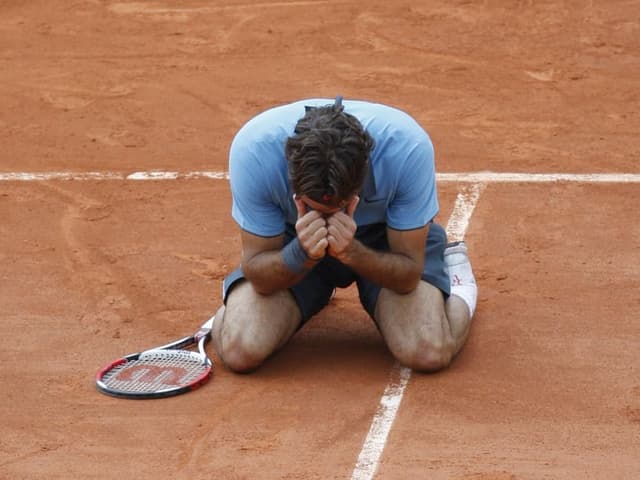 Roger Federer, überwältigt von seinen Gefühlen, geht 2009 in die Knie. Roger Federer, überwältigt von seinen Gefühlen, geht 2009 in die Knie.