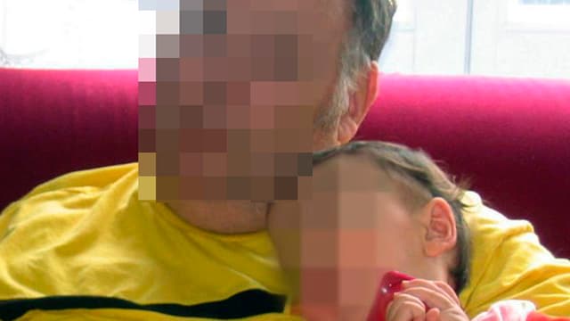 Therapeut mit einem Kind im Arm, beide gepixelt. Therapeut mit einem Kind im Arm, beide gepixelt.