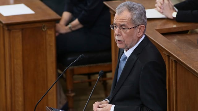 Van der Bellen an einem Mikrofon. Van der Bellen an einem Mikrofon.