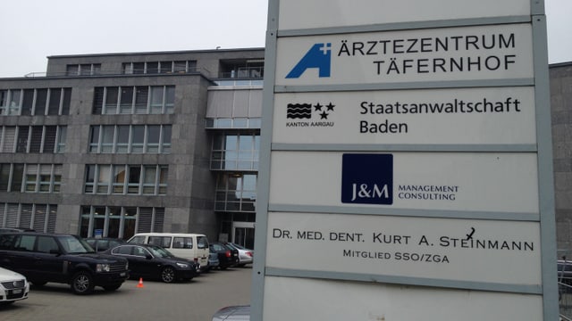 Gebäudekomplex Täfernhof mit Namensschildern der bisherigen Mieter.
