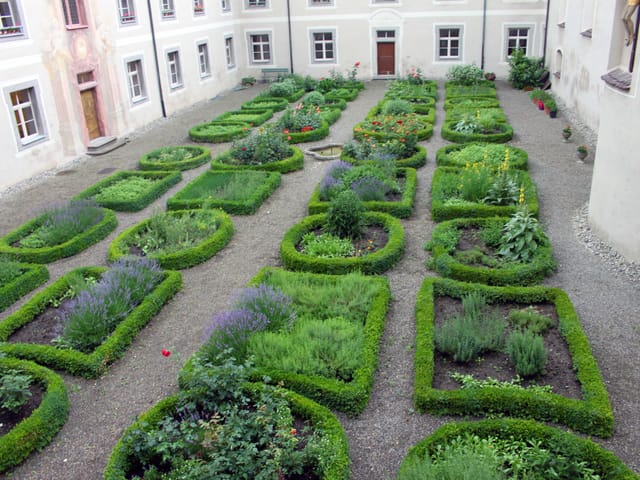 viele kleine Kräuterbeete die ein schönes Muster geben.