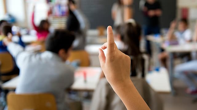 Unterricht in einer Primarschule: Lustige Schüleragenden – mit Anzeigen und Gutscheinen. Unterricht in einer Primarschule: Lustige Schüleragenden – mit Anzeigen und Gutscheinen.
