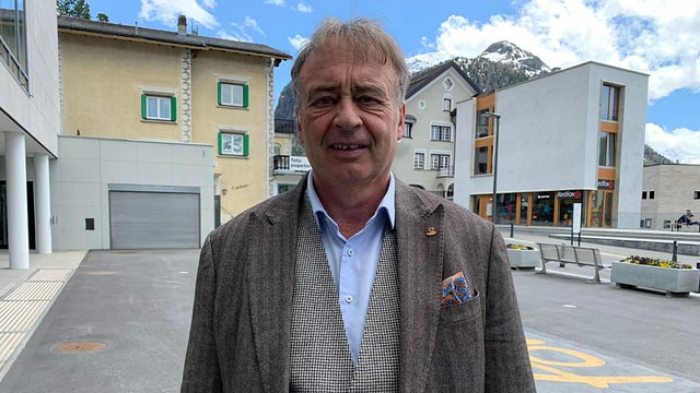 Martin Aebli, chavels curts grischs, chaischa, gilet e tschop Martin Aebli, chavels curts grischs, chaischa, gilet e tschop