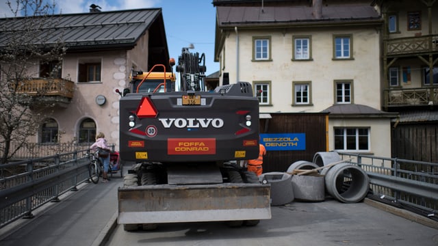 Bagger mit dem Firmenlogo auf einer Brücke. Bagger mit dem Firmenlogo auf einer Brücke.