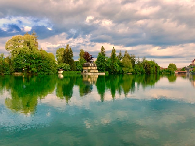 Im Thun Bächimatt zeigte sich trotz Wolken am Morgen noch etwas die Sonne. Im Vordergrund die Aare.