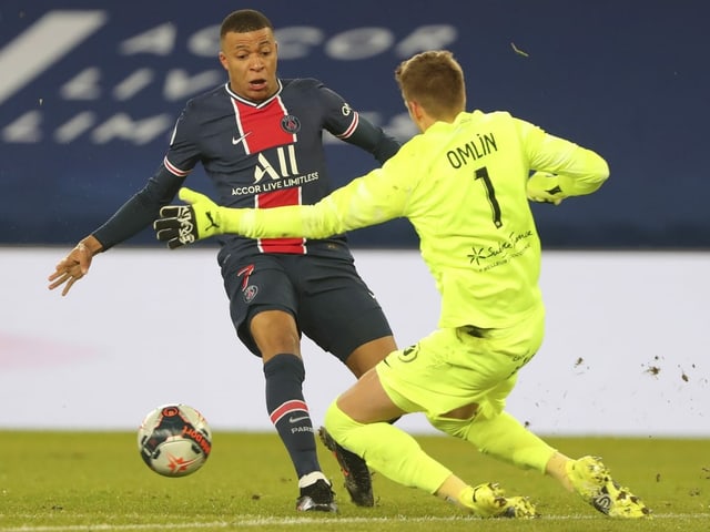 Jonas Omlin im Zweikampf mit Kylian Mbappé Jonas Omlin im Zweikampf mit Kylian Mbappé