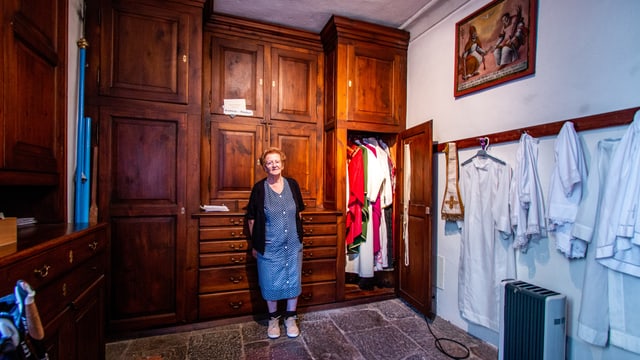 Fede Lauber illa sacristia da la baselgia di Buseno. Fede Lauber illa sacristia da la baselgia di Buseno.
