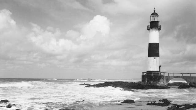 Schwarz-Weiss-Aufnahme: Leuchtturm an der Küste Schwarz-Weiss-Aufnahme: Leuchtturm an der Küste