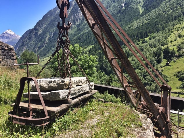 Dank der Eisenbahnlinie unterhalb des Steinbruchs konnte der Granit direkt auf die Bahn geladen und weitertransportiert werden. Dank der Eisenbahnlinie unterhalb des Steinbruchs konnte der Granit direkt auf die Bahn geladen und weitertransportiert werden.