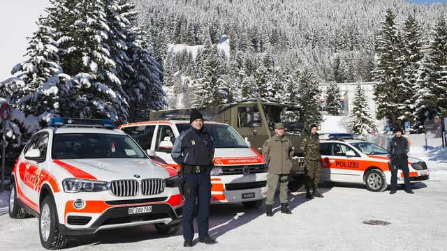 Militaerpolizei, Polizei und Armee zeigen Fahrzeuge in Davos Militaerpolizei, Polizei und Armee zeigen Fahrzeuge in Davos