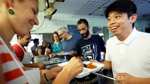 Migranten und Hotelgäste im Speisesaal des Grandhotel Cosmopolis. Migranten und Hotelgäste im Speisesaal des Grandhotel Cosmopolis.