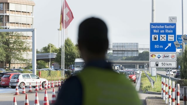 Grenzwaechter an Schweiz-Deutschland-Grenze Grenzwaechter an Schweiz-Deutschland-Grenze