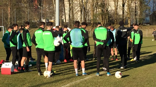Peter Zeidler erteilt seinen Spieler Instruktionen. Peter Zeidler erteilt seinen Spieler Instruktionen.