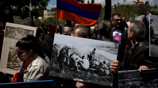 Ein armenischer Demonstrant hält ein Bild des Genozids an Armenier durch die Türken. Ein armenischer Demonstrant hält ein Bild des Genozids an Armenier durch die Türken.