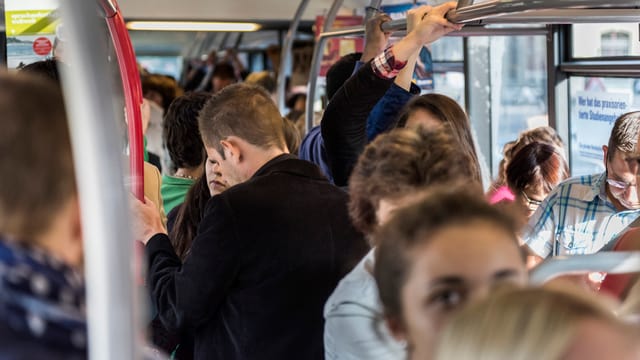 Menschenmenge in einem Bus Menschenmenge in einem Bus