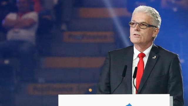 Berner KMU-Direktor Christoph Erb am Rednerpult. Berner KMU-Direktor Christoph Erb am Rednerpult.