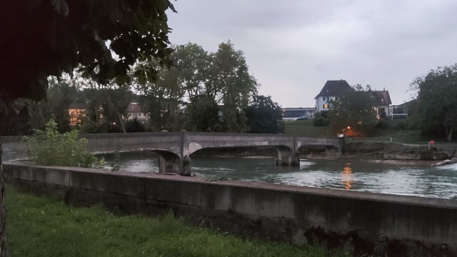 Eine Brücke über einen Fluss Eine Brücke über einen Fluss