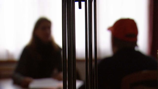 Zwei Silhouetten von Personen, die sich gegenüber sitzen und miteinander sprechen. Zwei Silhouetten von Personen, die sich gegenüber sitzen und miteinander sprechen.