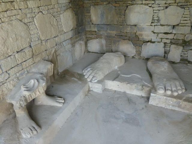 Die Füsse von zwei Statuen, der Rest ist nicht mehr zu sehen. Die Füsse von zwei Statuen, der Rest ist nicht mehr zu sehen.