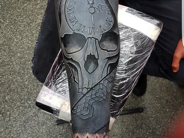 Totenkopf in schwarz